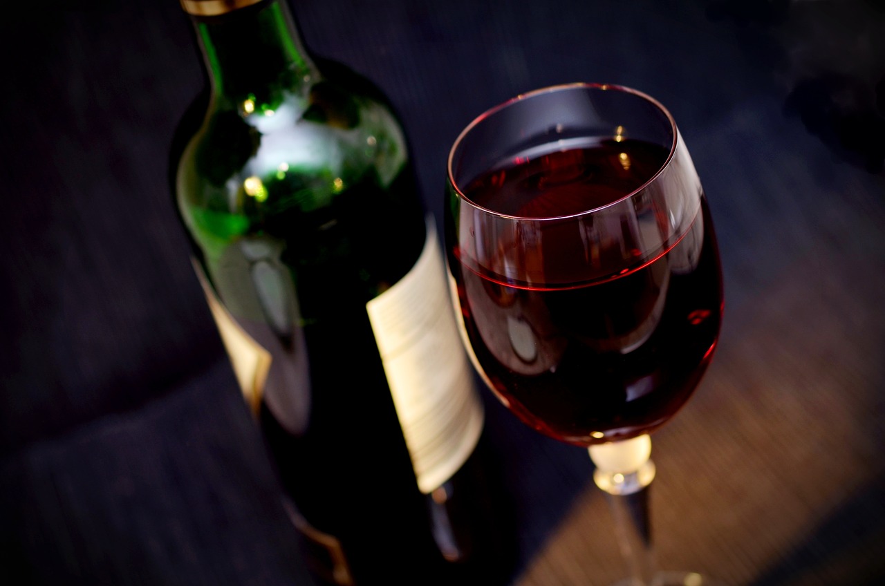 Régulations sur les certifications et labels pour investir dans le vin